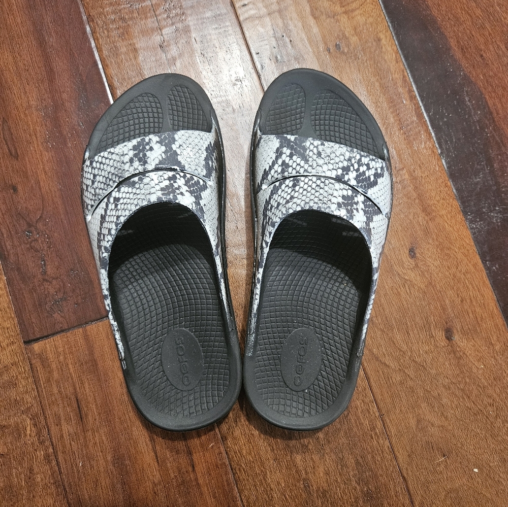 Oofos  Sport Flex SnakeSkin Sandal Slides Flip Flops Womens 9 / Mens 7